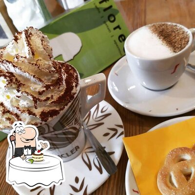 Flo’ Ciseranoo serve un'ampia selezione di dolci