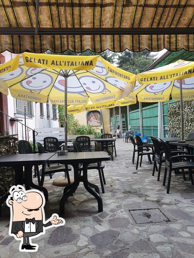 Siediti a un tavolo di Bar Centrale