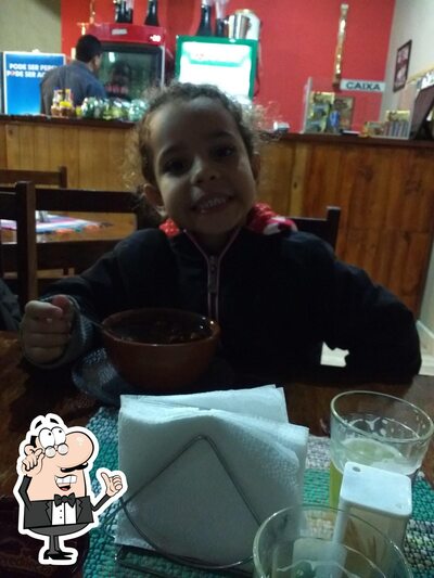 Sente em uma das mesas no Boteco da Aline