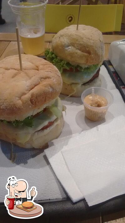 Deguste um dos hambúrgueres disponíveis no Food Park Arena
