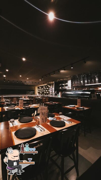 Sente em uma das mesas no Steak Lau
