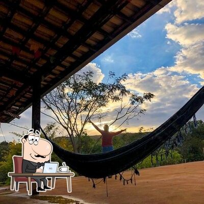 Sente em uma das mesas no Pousada Sitio do jaco