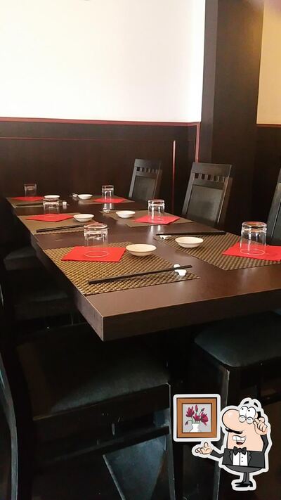 Dai un'occhiata agli interni di Sushi Giapponese Tokyo