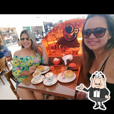 Sente em uma das mesas no Café Conceito