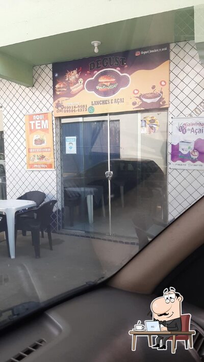 Sente em uma das mesas no Degust lanche e açaí Conceição do castelo