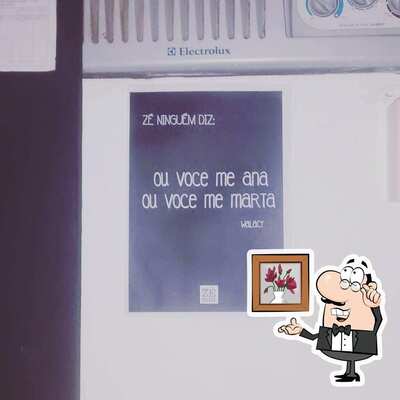 Sente em uma das mesas no Evoe Cafe Com Livros