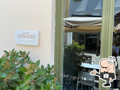 Dai un'occhiata agli interni di Tiffany Pub