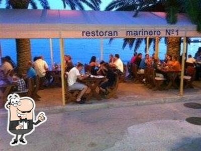Puoi goderti l'aria fresca da seduto all'esterno di Marinero Noone Gradac