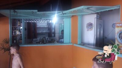 Sente em uma das mesas no Restaurante A Casinha do Vovô Almiro - Gastronomia Caiçara