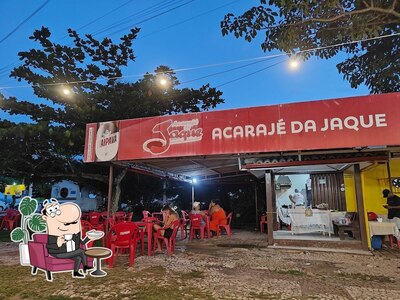 Sente em uma das mesas no Acarajé Da Jaque