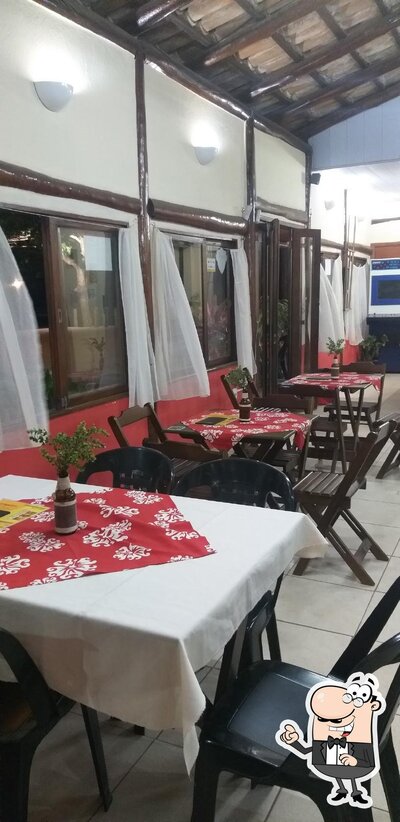 Sente em uma das mesas no Varandas Da Praia