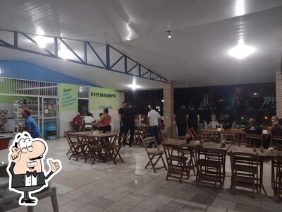 Sente em uma das mesas no Churrascaria O BIGA
