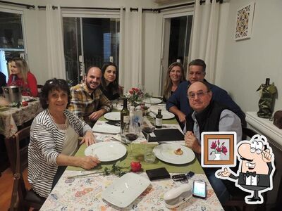 Sente em uma das mesas no Recanto Ibérico Restaurante e Petiscaria