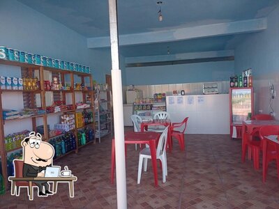 Sente em uma das mesas no Restaurante ,Lanchonete e Mercearia da Le
