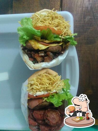 Deguste um dos hambúrgueres servidos no Bob Lanches