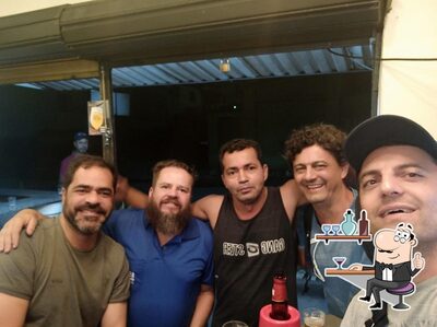 Sente em uma das mesas no Bar Do Fábio