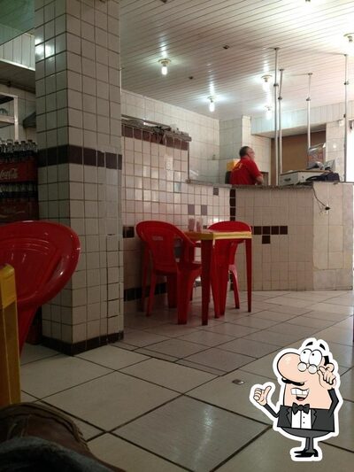 Sente em uma das mesas no Alcino's