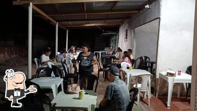 Sente em uma das mesas no Reginaldo Lanches