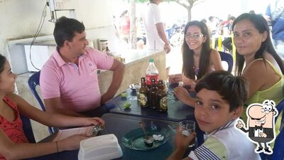 Sente em uma das mesas no Paulinho Bar e restaurante