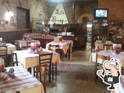 Siediti a un tavolo di Trattoria Pizzeria La Botte