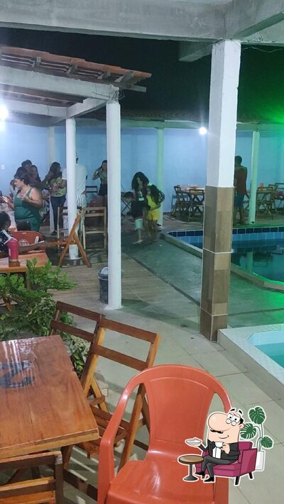 Sente em uma das mesas no Bar e Churrascaria Point do Curas