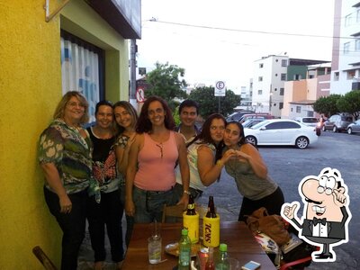 Sente em uma das mesas no Bar Do Hailton
