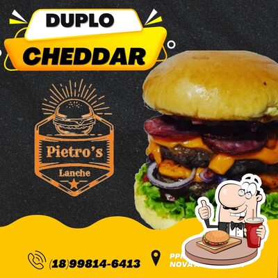 Delicie-se com um hambúrguer no PIETRO'S Lanches e Açai