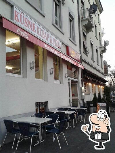 Siediti a un tavolo di Küsne Imbiss