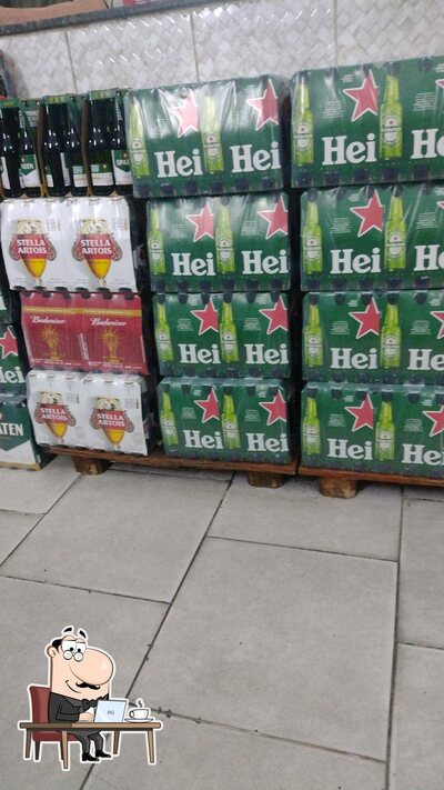 Sente em uma das mesas no Broas Bar