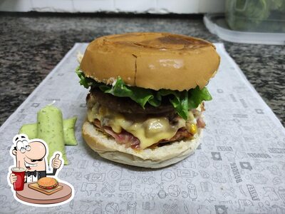 Experimente um hambúrguer no Raro's Burgers