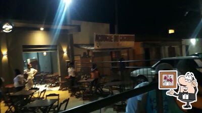 Sente em uma das mesas no Coimbra Bar Fest