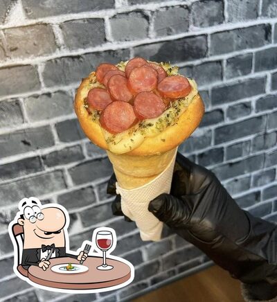 Comida em Pizza King Cone