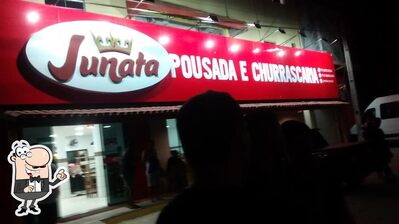 Sente em uma das mesas no Sush'yano