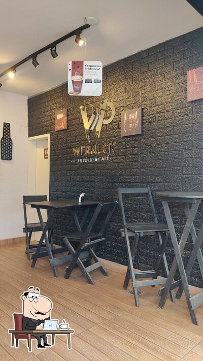 Sente em uma das mesas no Werneck Empório & Café