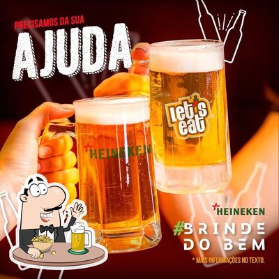 Desfute um copo de cerveja leve ou escura