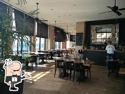 Installez-vous à l'une des tables de The Crusaders Restaurant