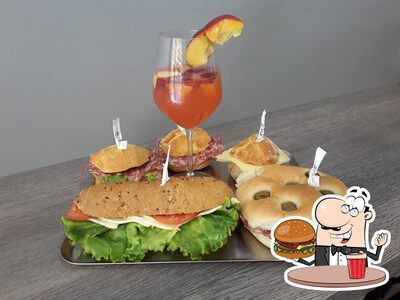 Gustati uno dei tipi di hamburger disponibili al pub & bar Il Baretto