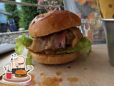 Concediti un bell'hamburger alla pizzeria Pizzaburger