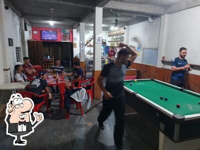 Sente em uma das mesas no Barras Bar