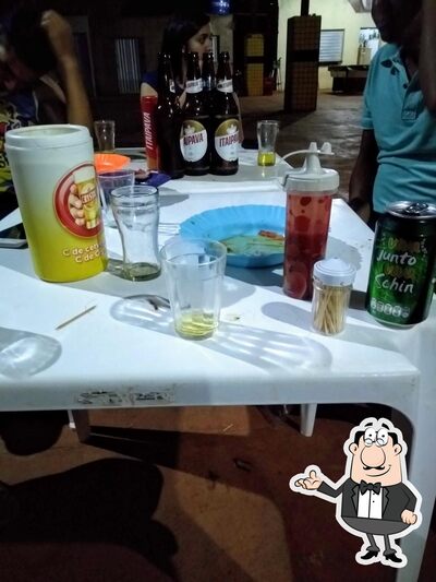 Sente em uma das mesas no Bar Los Manos