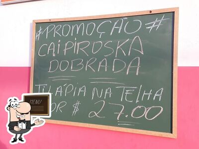 Dê uma olhada nos pratos do dia no quadro negro