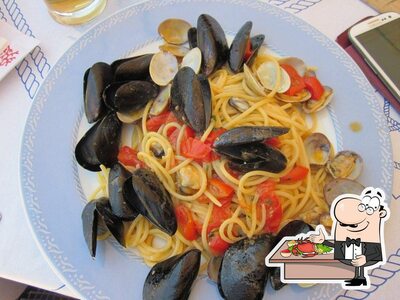 Gli ospiti di Tropical Bar possono gustare vari piatti di mare