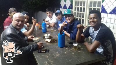 Sente em uma das mesas no Restaurante e Mercearia Da Vó
