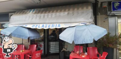 Siediti a un tavolo di CALÚ