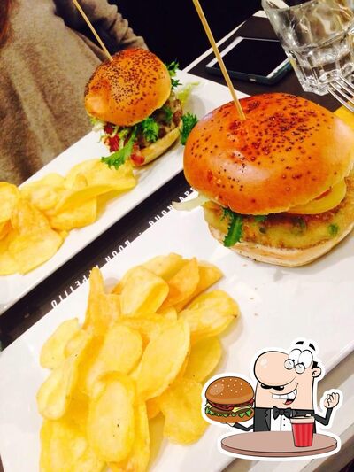Gustati uno dei tipi di hamburger disponibili al ristorante con griglia Via Gramsci