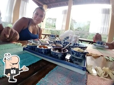 Sente em uma das mesas no Recanto do Ipê