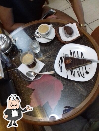 Sente em uma das mesas no Ponto Com Cafeteria