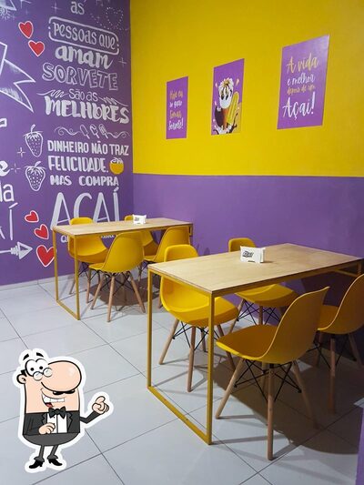 Sente em uma das mesas no Rei do Açaí Itaitinga