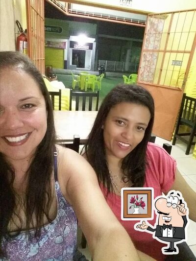 Sente em uma das mesas no Bar da Torre