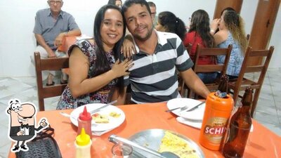 Sente em uma das mesas no Pizza Lia